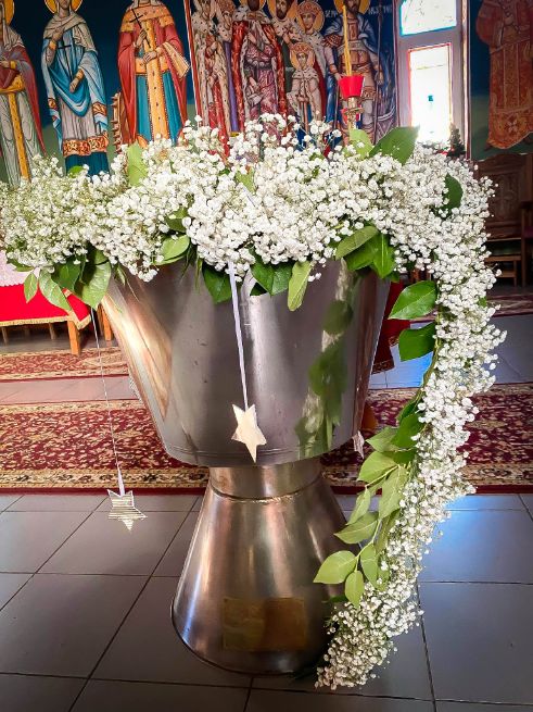 Aranjament cristelnita botez flori albe