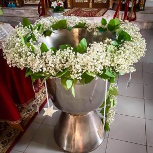Decor cristelnita botez flori albe