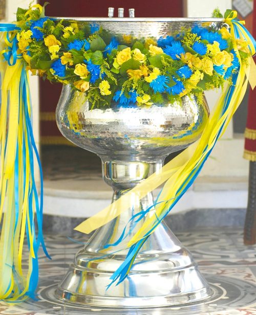 Aranjament-cristelnita-baiat-flori-galbene-albastre