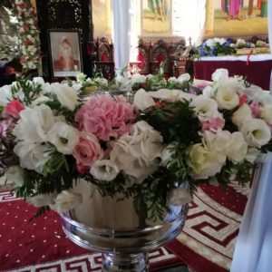 Aranjament cristelnita cu flori naturale