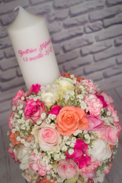 Lumanare-de-botez-model-fata-flori-naturale-pastel-miresica-floarea-miresei-trandafiri-alb-roz